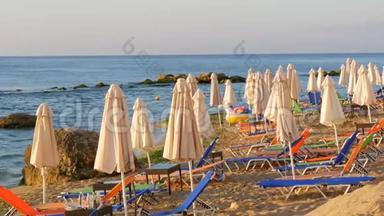 豪华<strong>度假</strong>黑海，保加利亚。 <strong>度假</strong>胜地空的多色日光浴或日光浴床和折叠式沙滩伞